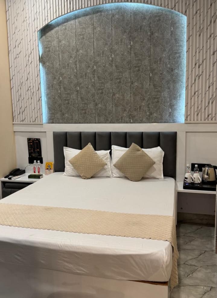 Kashi-Vishram-Palace-Room-bed-Front-View